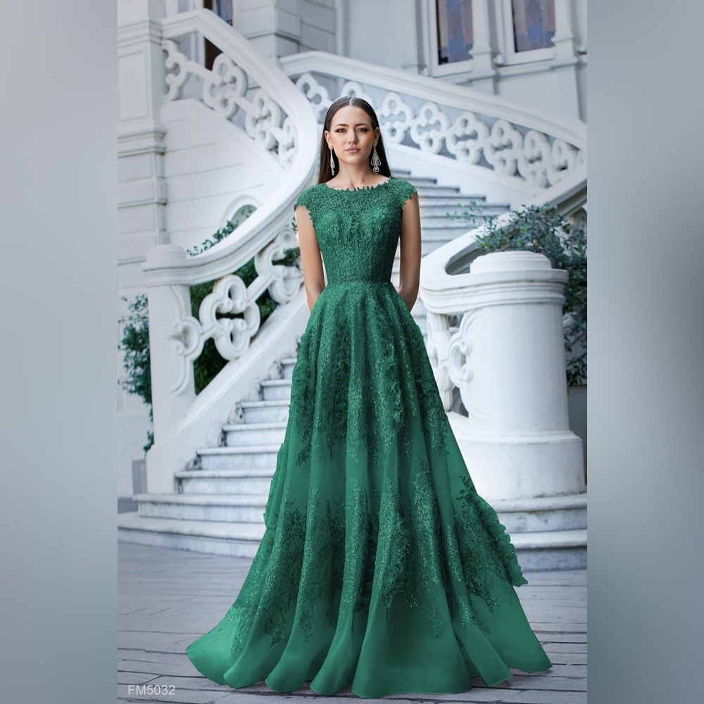 AZZURE COUTURE FM5032 - Size 6 in Dark Green